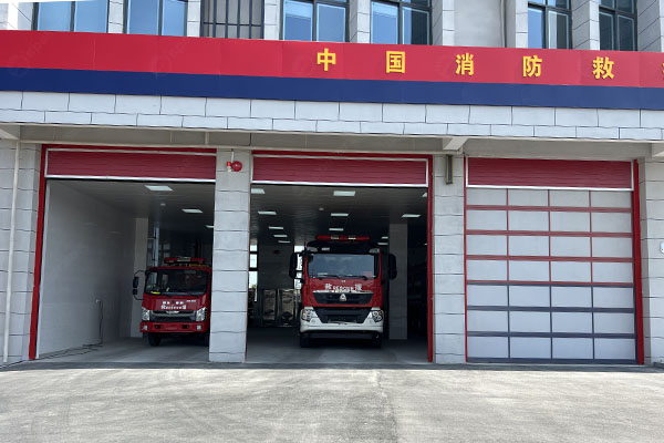 泰州消防站車(chē)庫(kù)提升門(mén)：遠(yuǎn)程集成控制，應(yīng)急迅速出動(dòng)