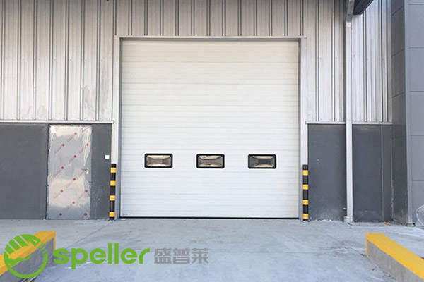 密封工業(yè)提升門：工廠電動門改造新選擇，抗風(fēng)保溫更節(jié)能