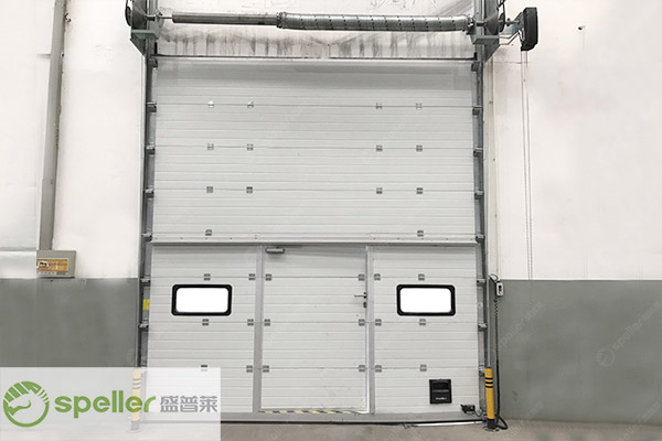 汽車裝備廠房大門用門方案：保溫提升門，防盜節(jié)能兩不誤